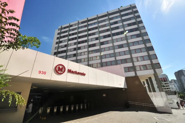 Universidades próximas ao Arch Consolação na região central de São Paulo